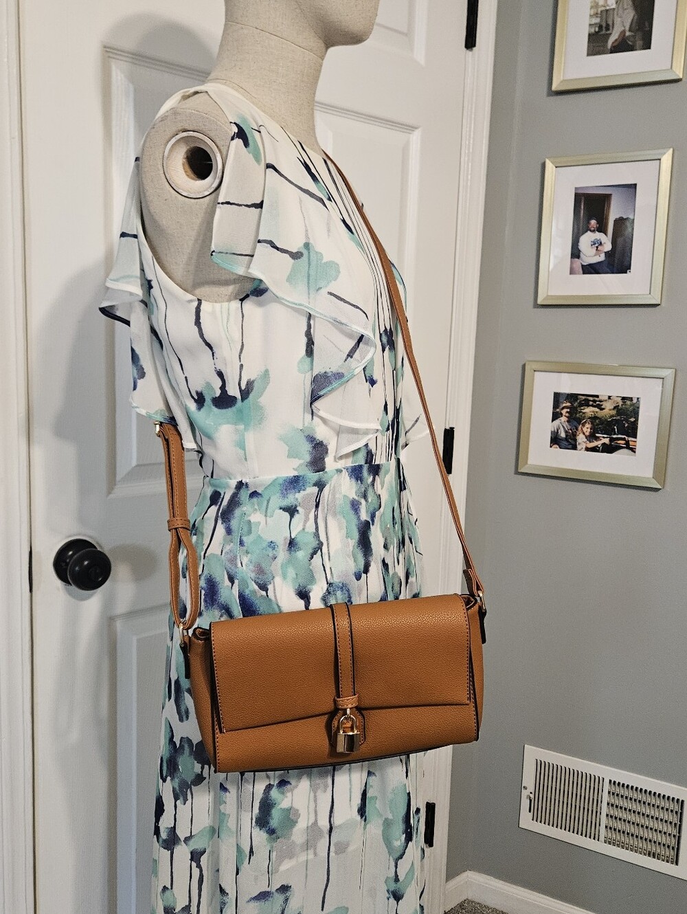 Women's Tan Leather Crossbody Bag - Classic Everyday Shoulder Bag